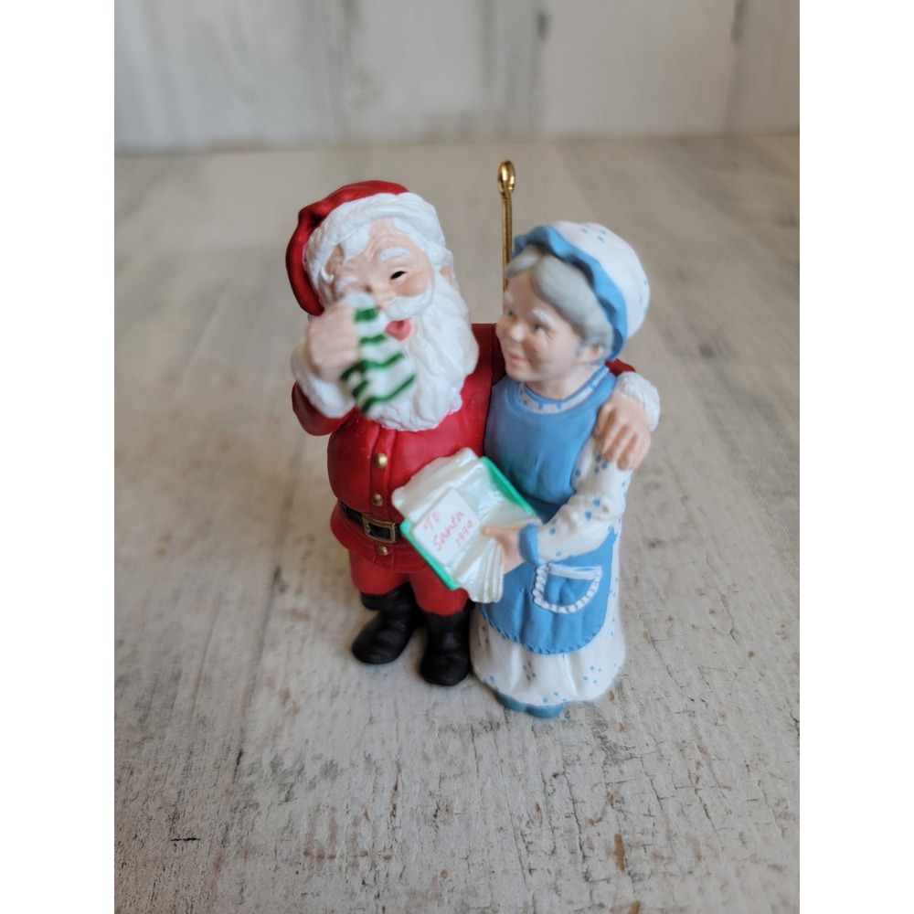 Hallmark a hand warming present Mr Mrs Santa Claus vintage ornament xmas